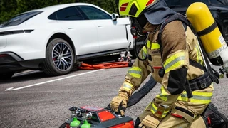 Firma Rosenbauer zaoberajúca sa hasiacimi systémami vyvinula novú metódu hasenia elektromobilov