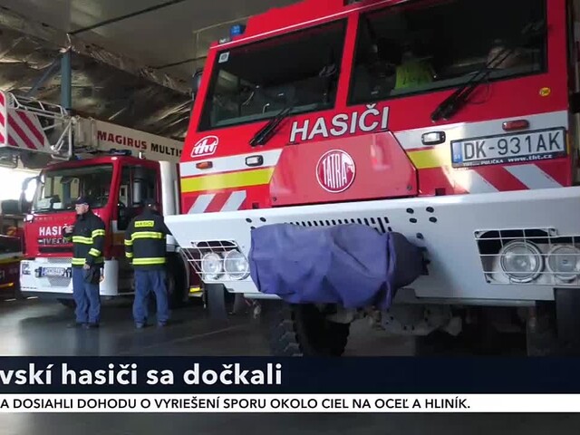 Hasiči zasahovali pri dopravnej nehode sanitky a osobného auta. Zranili sa viacerí ľudia