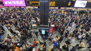 Na vlakovej stanici v Londýne uviazli stovky cestujících na klimatický summit