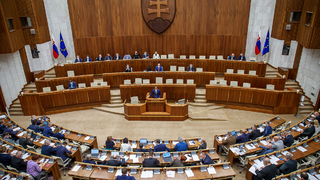 Poslanci parlamentu sa zídu v utorok na mimoriadnej schôdzi k referendu o dohode s USA
