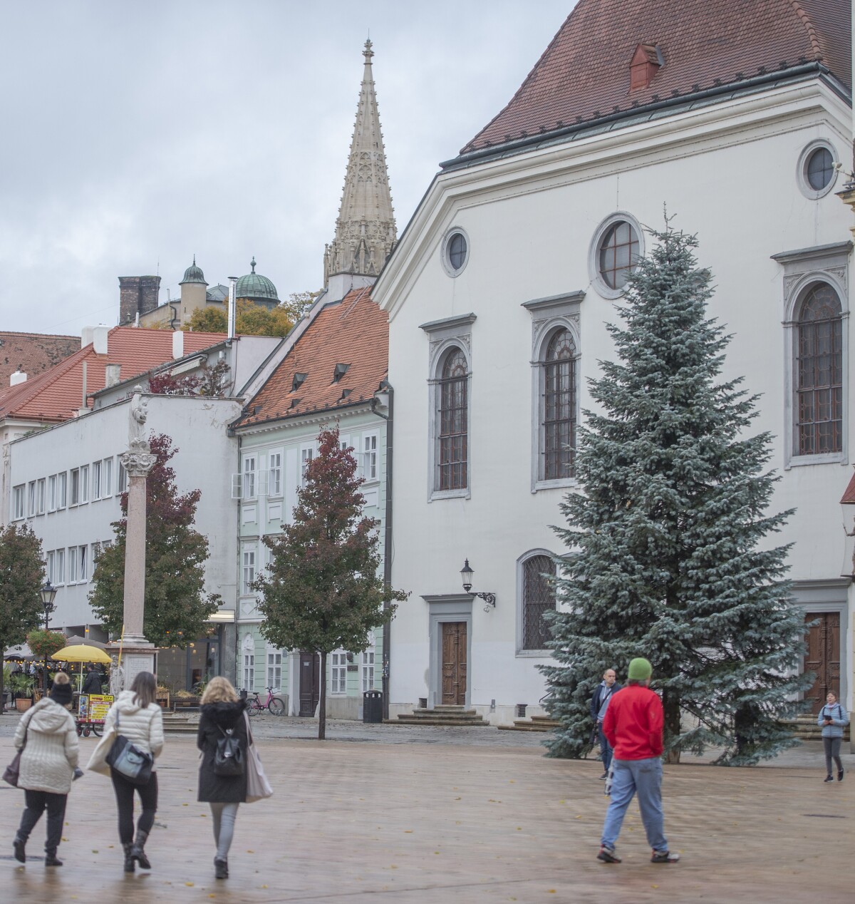 Osadenie vianočného stromčeka na Hlavnom námestí v Bratislave