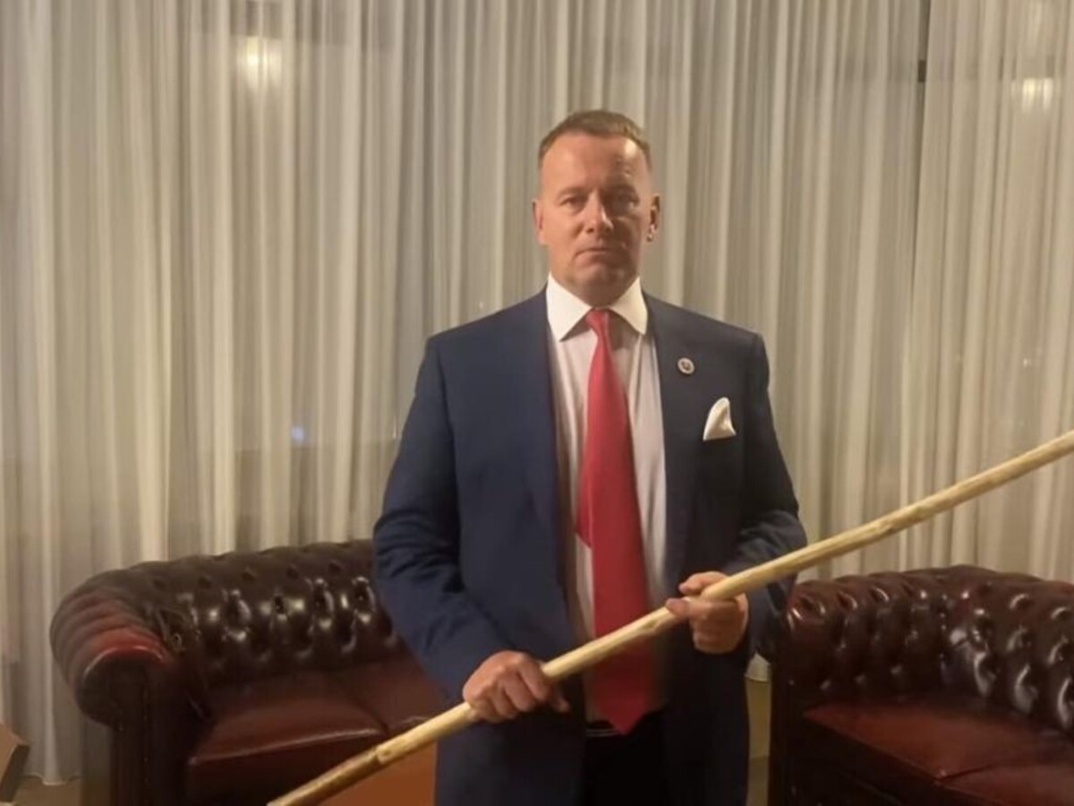 Kollár dostal v Revúcej palicu. Význam daru bol vraj iný, než tvrdil vo videu