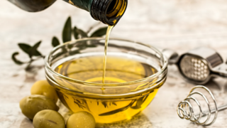Olivový olej využijete nielen do varenia. Vyčistíte ním takmer celú kuchyňu