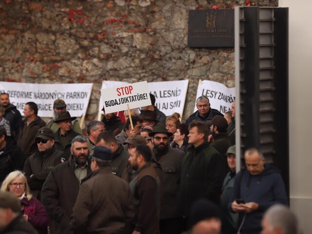 FOTO: Protestujúci ostro kritizujú reformu národných parkov, rezort životného prostredia ju považuje za dobrú