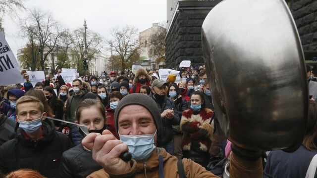 Stovky ľudí protestovali v Kyjeve proti covid pasom a protipandemickým opatreniam