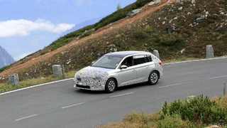 Automobilka Škoda už pracuje na facelifte modelu Scala. Odhaľujú ju prvé fotografie ešte maskovaného auta