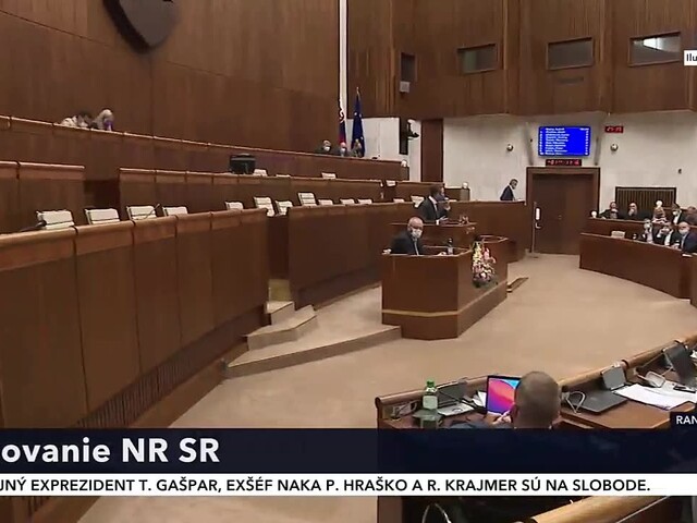 Chodí po bufetoch, kšeftuje. Kotlebovec v parlamente vyvolal hádku kvôli ochrane prírody