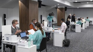 FOTO: Bratislava znova otvorila veľkokapacitné očkovacie centrum. O tretiu dávku je veľký záujem