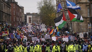 V Glasgowe protestuje vyše 50-tisíc ľudí. Upozorňujú na potrebu riešenia klimatickej krízy