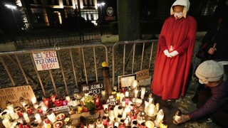 Poliaci opäť protestujú proti zákonom o potratoch. Náladu vyostrila smrť tehotnej ženy