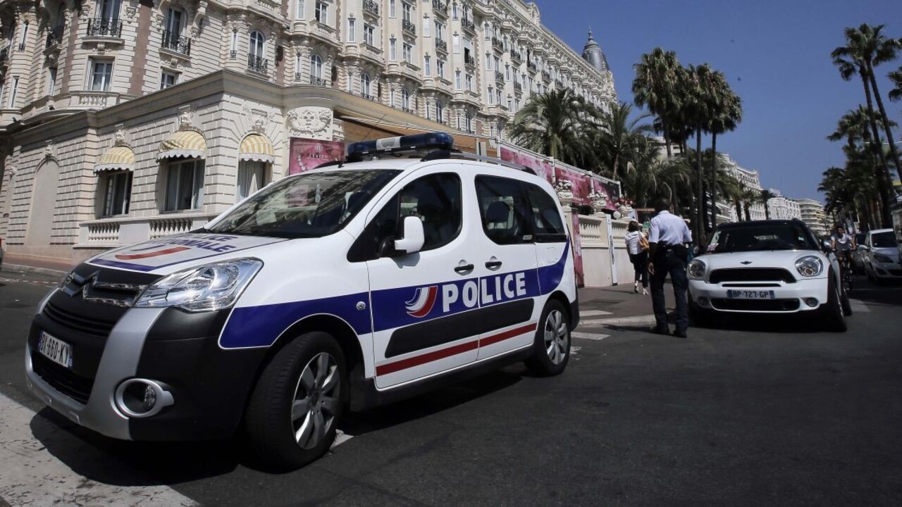 Muž s nožom zaútočil na policajta, konal vraj v mene proroka