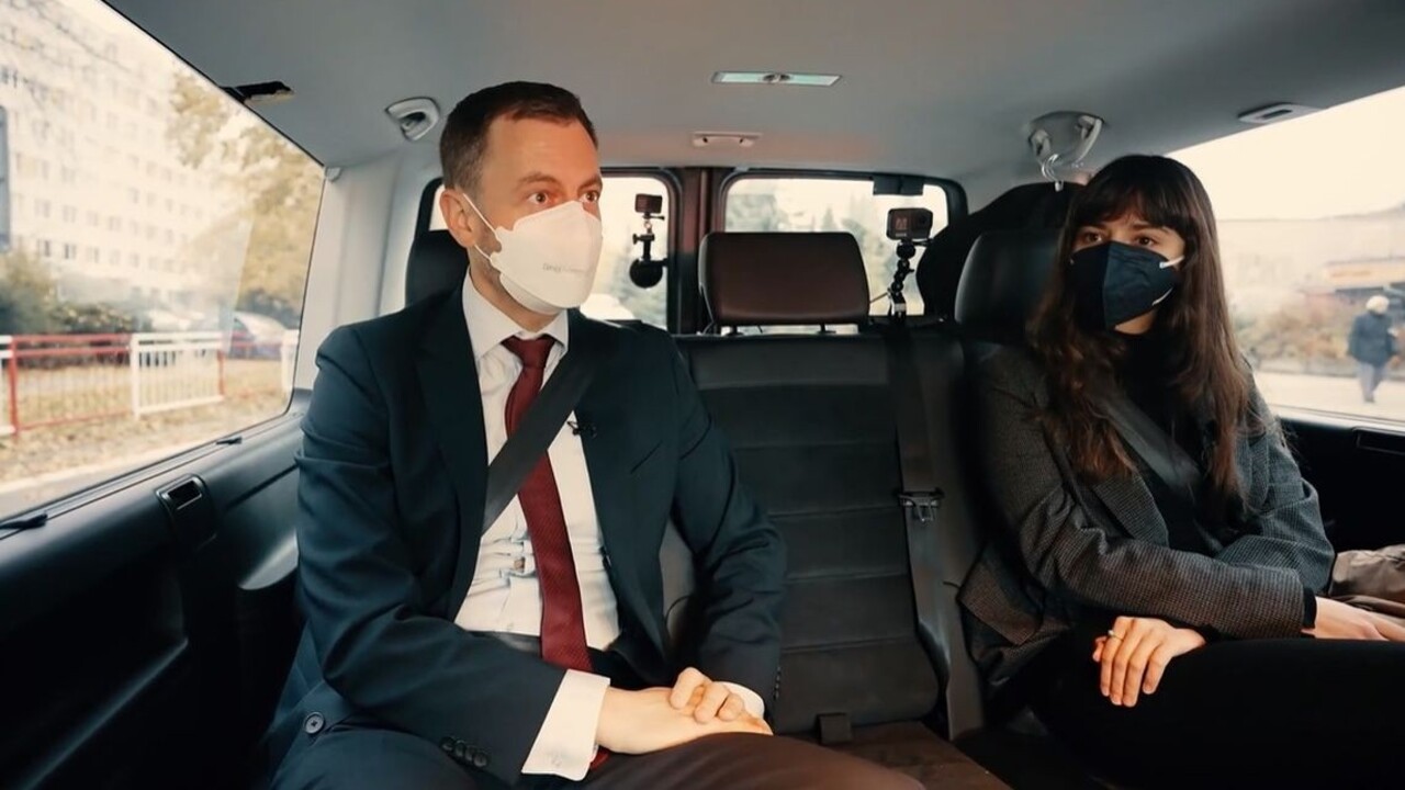 S premiérom sa dá pozhovárať aj v taxíku. Heger zavádza novú tradíciu
