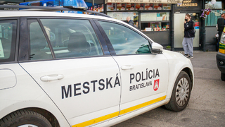 Polícia kontroluje sprísnené opatrenia, niekde už udelili aj pokuty