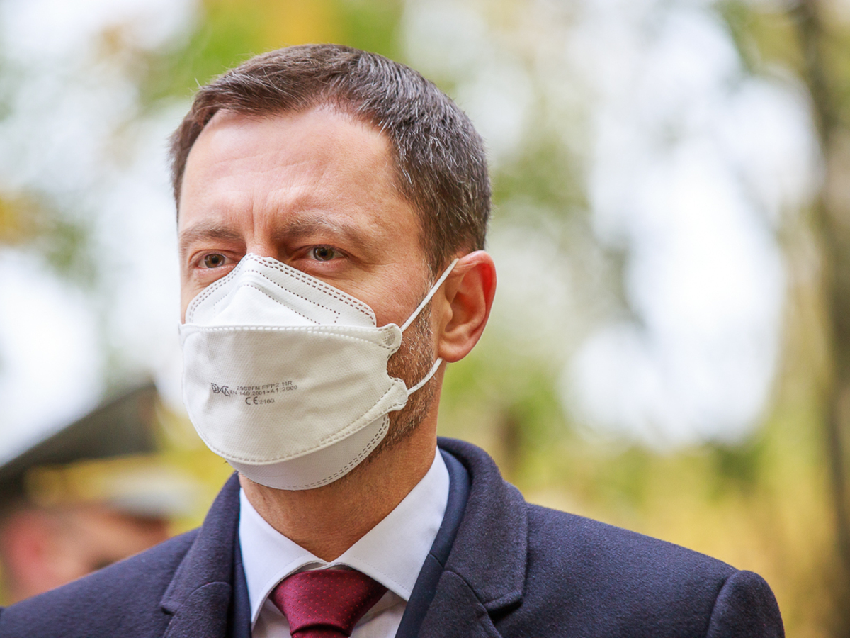 Kladenie vencov na vojenskom cintoríne