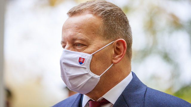 Kladenie vencov na vojenskom cintoríne