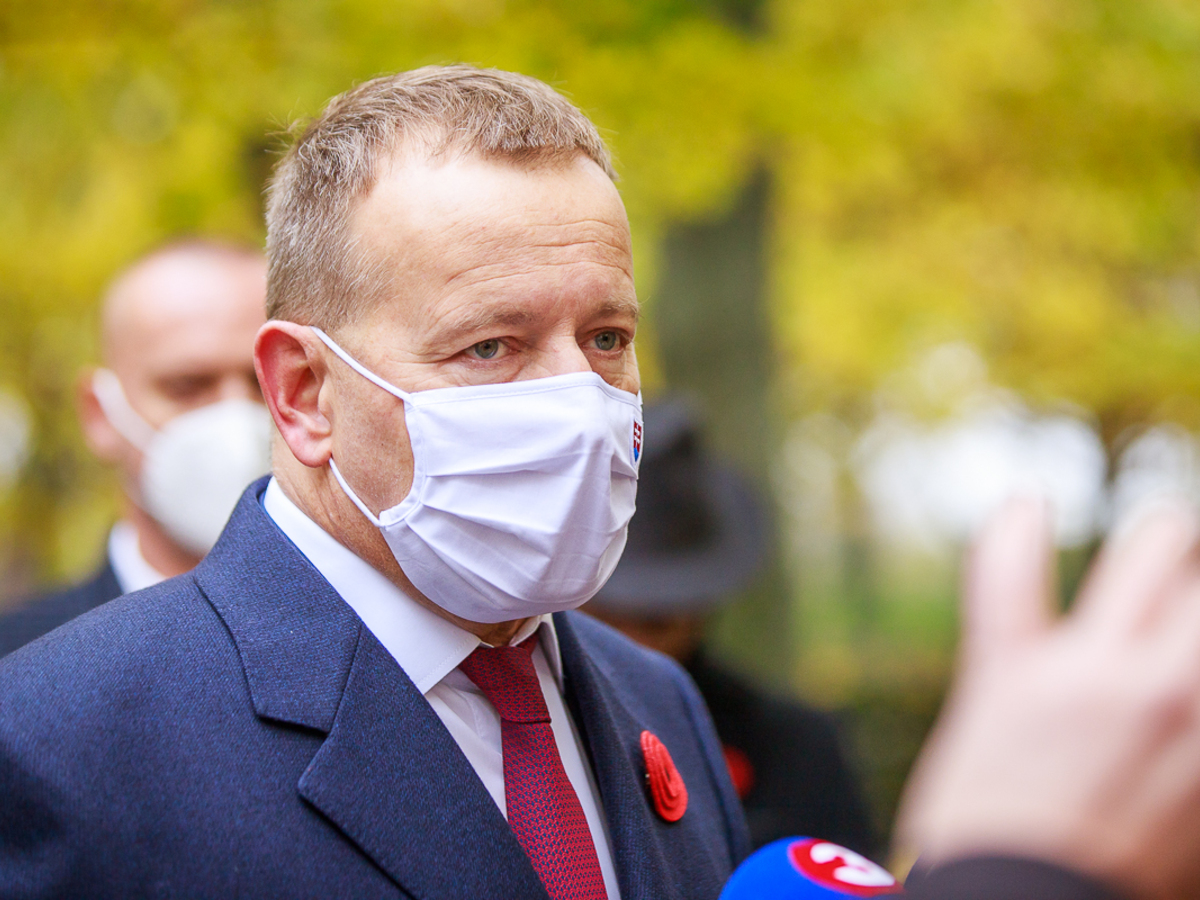 Kladenie vencov na vojenskom cintoríne