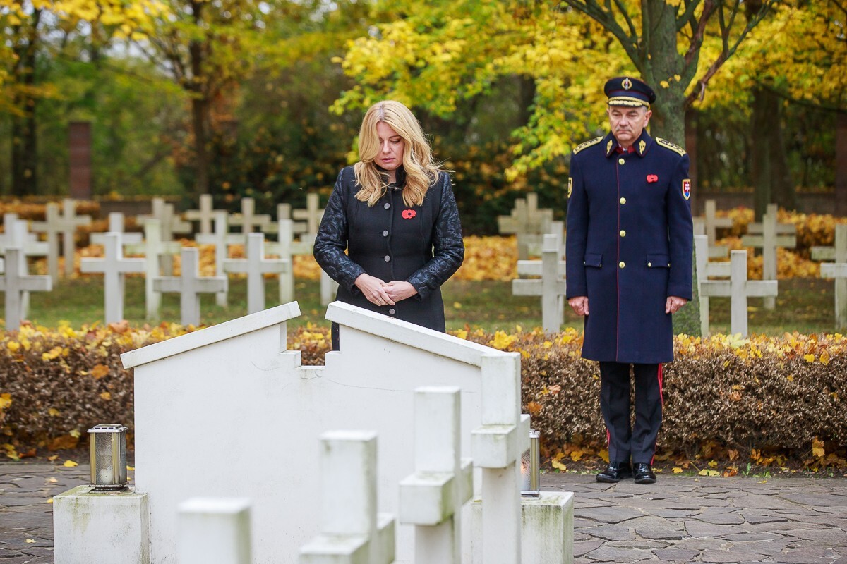 Kladenie vencov na vojenskom cintoríne