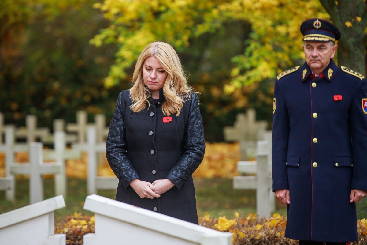 Kladenie vencov na vojenskom cintoríne