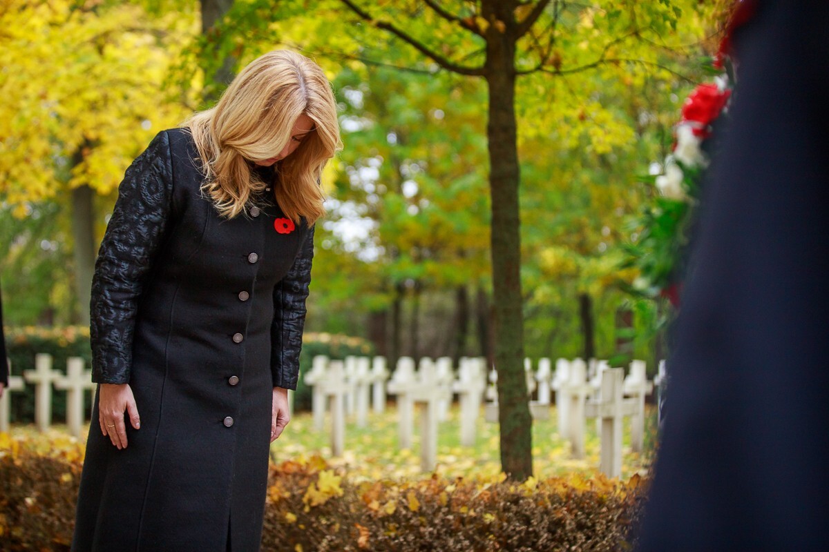 Kladenie vencov na vojenskom cintoríne