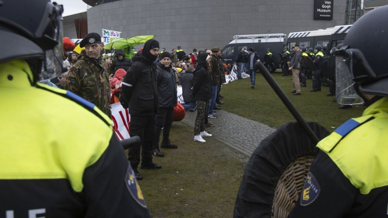 Protest proti obmedzeniam v Holandsku sa skončil násilím, niekoľko ľudí vzali do väzby