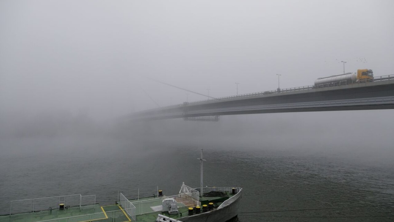 V Bratislave zadržali troch migrantov. Pri diaľnici ich videl vodič utekať z maďarského kamióna