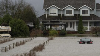Kanadu zasiahlo extrémne počasie, evakuovať museli stovky ľudí