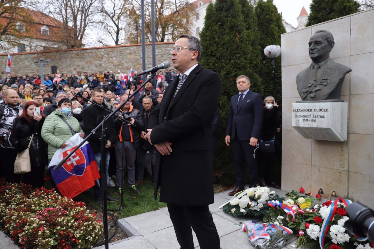 Protest pred budovou NR SR