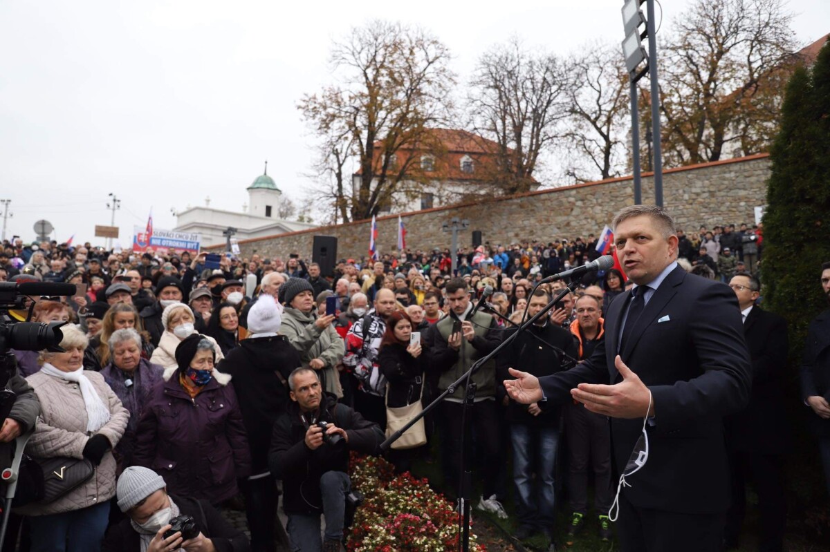 Protest pred budovou NR SR