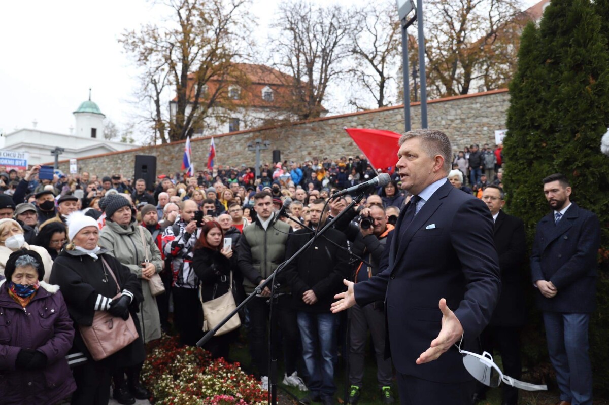 Protest pred budovou NR SR