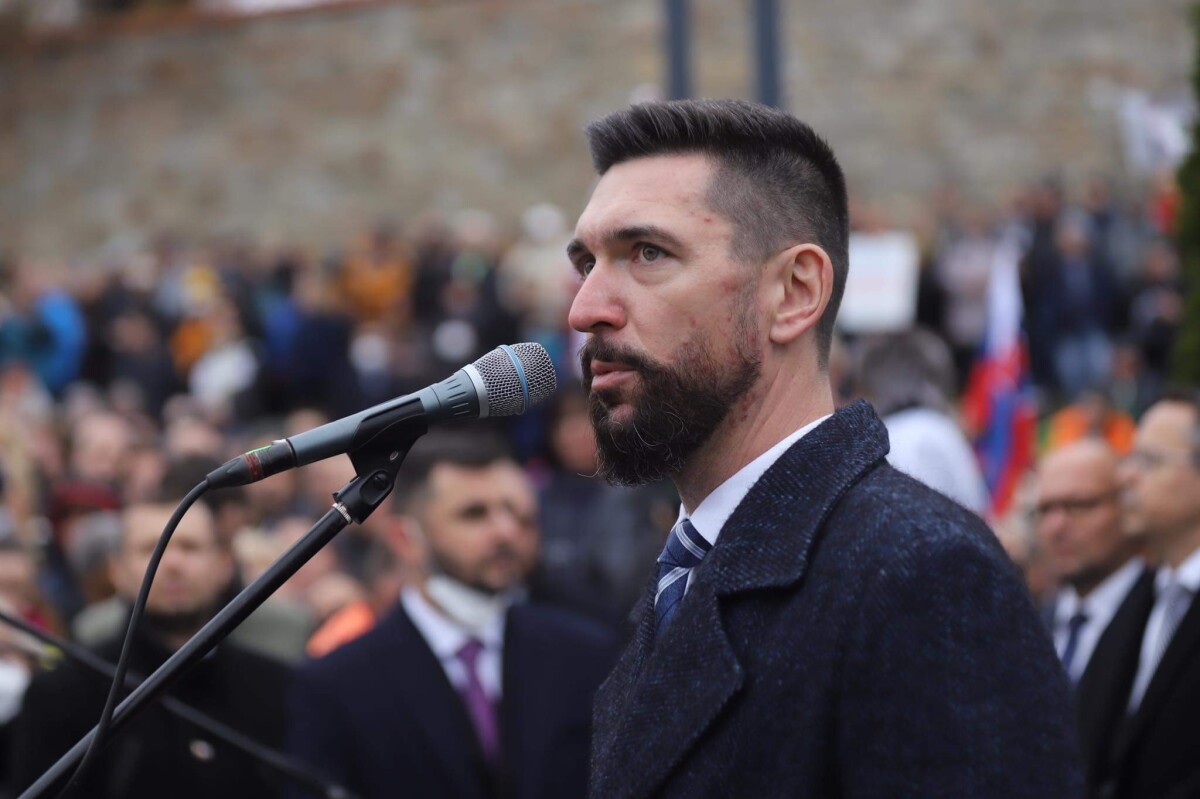 Protest pred budovou NR SR