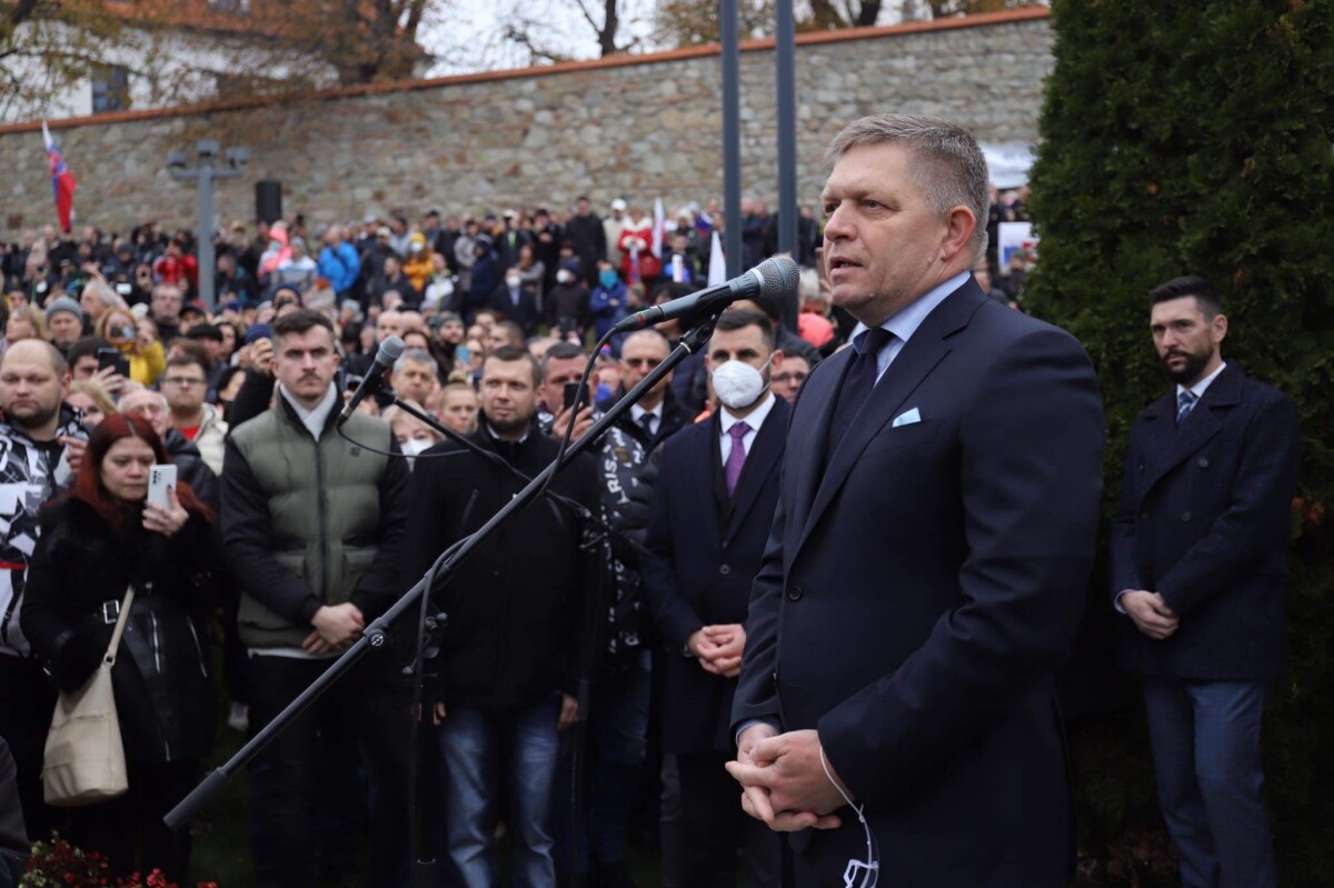 Protest pred budovou NR SR