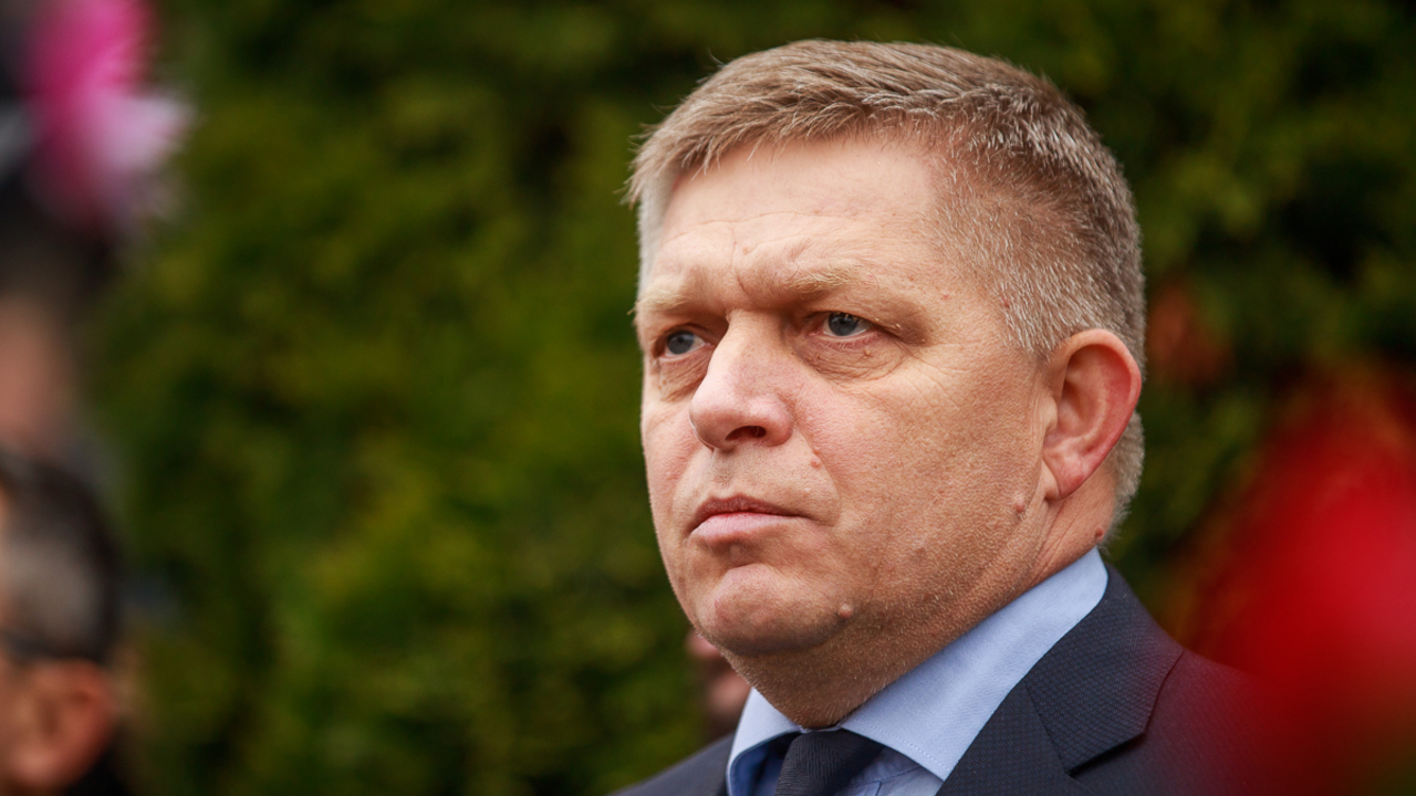 Kladenie vencov strany Smer SD pred sochou Alexandra Dubčeka