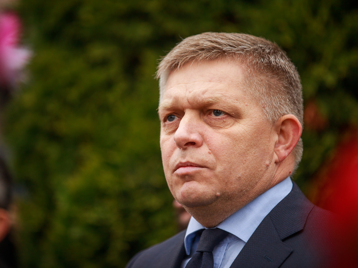 Kladenie vencov strany Smer SD pred sochou Alexandra Dubčeka