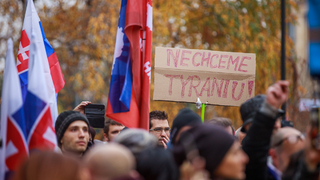 Na priebeh protestov dohliadali desiatky policajtov. Ako to vyzeralo?