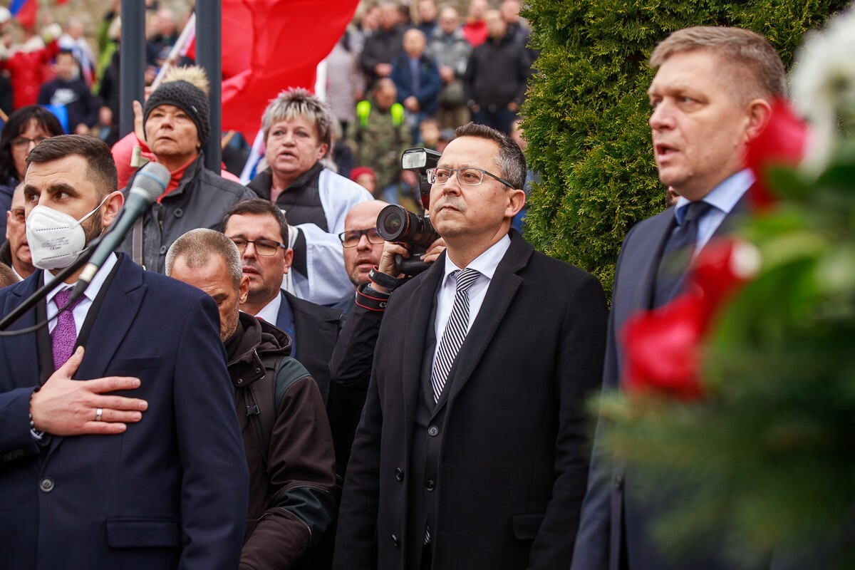 Kladenie vencov strany Smer SD pred sochou Alexandra Dubčeka