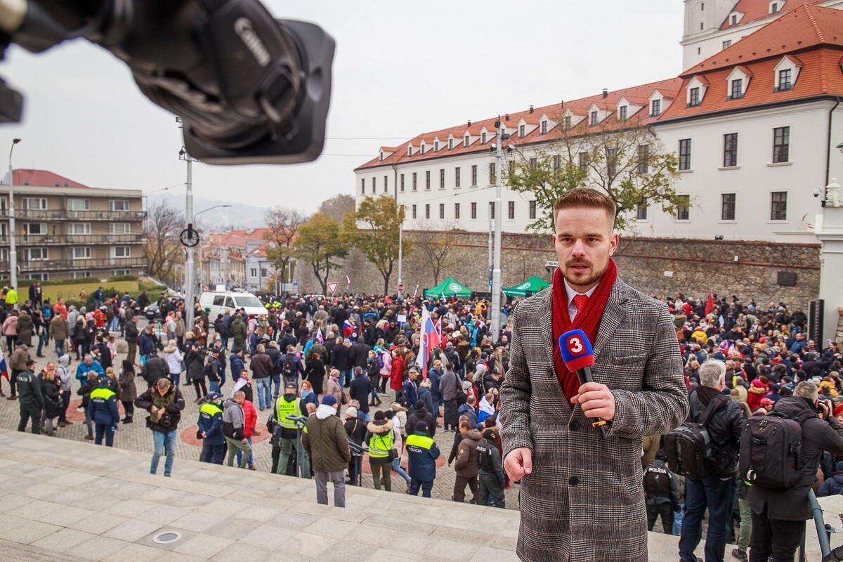 Kladenie vencov strany Smer SD pred sochou Alexandra Dubčeka