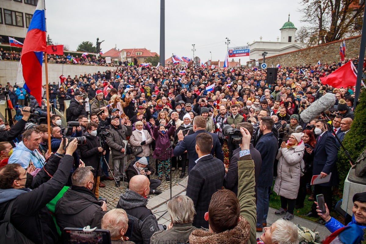 Kladenie vencov strany Smer SD pred sochou Alexandra Dubčeka