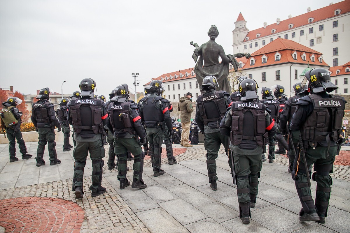 Kladenie vencov strany Smer SD pred sochou Alexandra Dubčeka