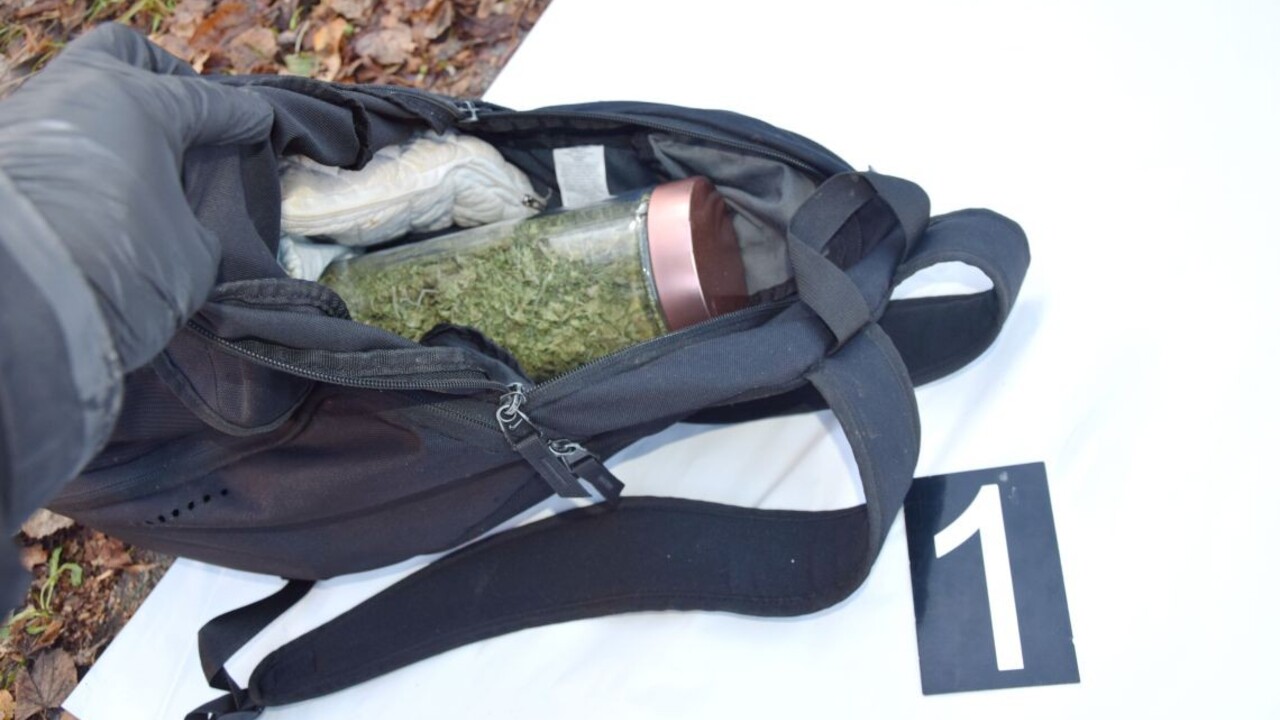 Pri prehliadke auta mu našli ruksak s marihuanou, hrozí mu trest až na pätnásť rokov