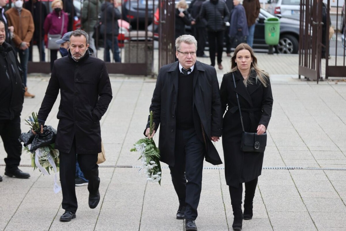 Juraj Čurný na poslednej rozlúčke s Mirom Žbirkom.