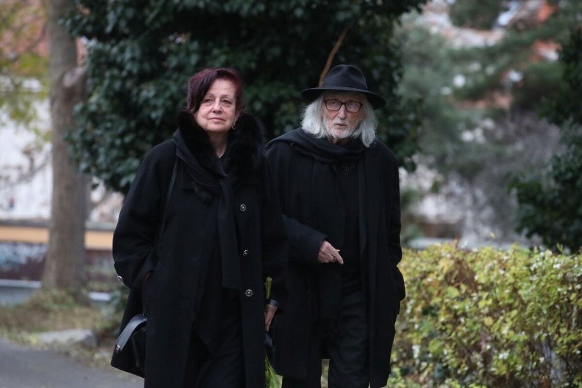 Juraj Jakubisko s manželkou Deanou na poslednej rozlúčke s Mirom Žbirkom.