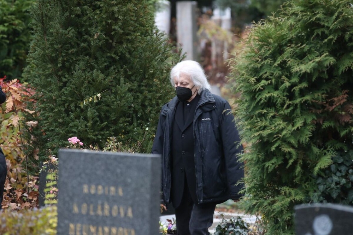 Václav Neckář na poslednej rozlúčke s Mirom Žbirkom.