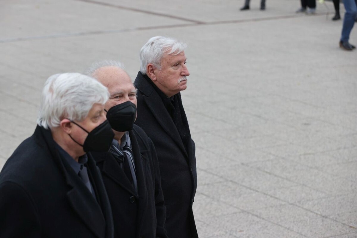 Kamil Peteraj na poslednej rozlúčke s Mirom Žbirkom.