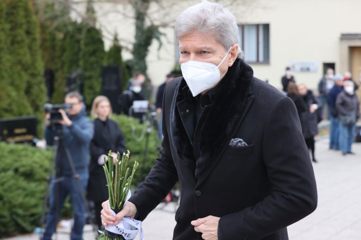 Štefan Skrúcaný na poslednej rozlúčke s Mirom Žbirkom.