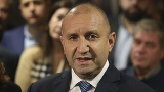 Bulharsko si volí prezidenta, favoritom je súčasná hlava štátu Rumen Radev