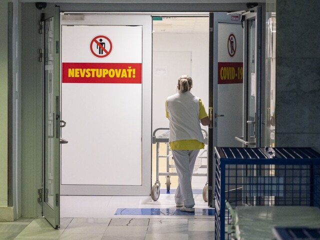 Nakazených výrazne pribudlo. Testy odhalili vyše 800 nových prípadov