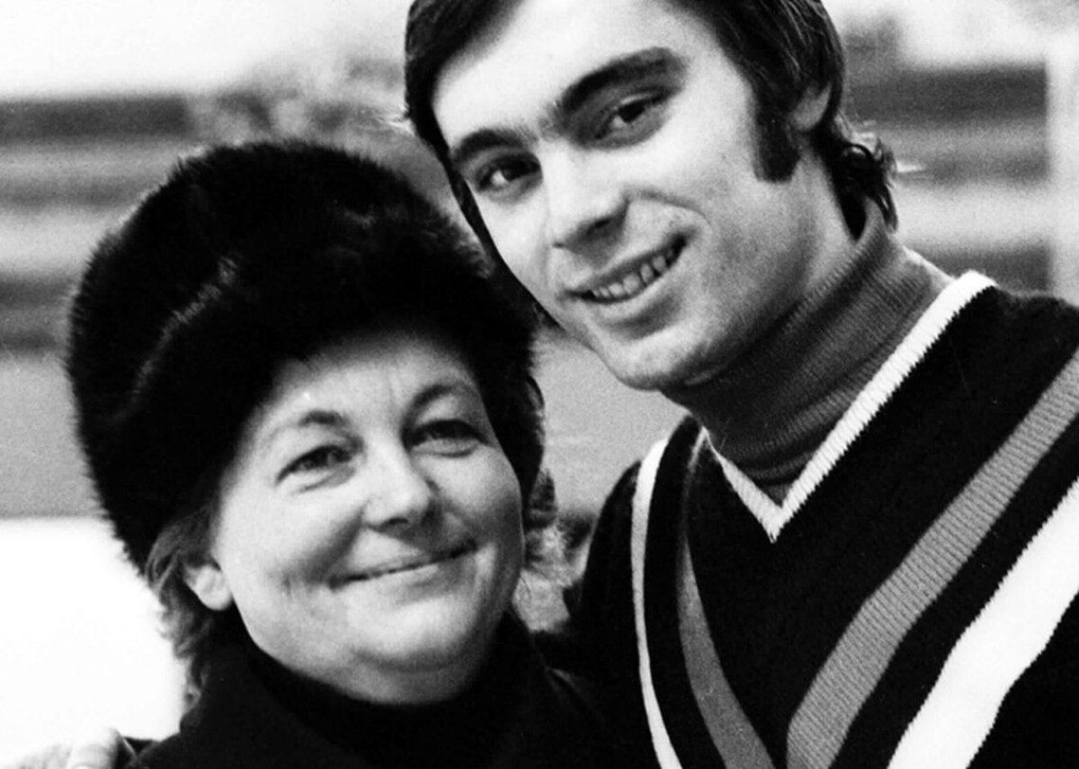 Na archívnej snímke Ondrej Nepela s trénerkou Hildou Múdrou na MS v krasokorčuľovaní 1. marca 1973.