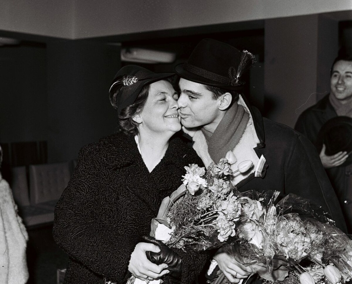 Ondrej Nepela so svojou trenérkou Hildou Múdrou.