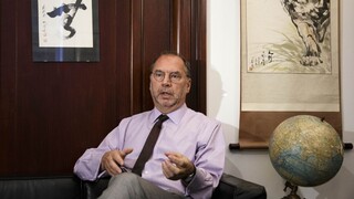 Rúška budeme nosiť ešte niekoľko rokov, najmä v zime, tvrdí renomovaný virológ Piot