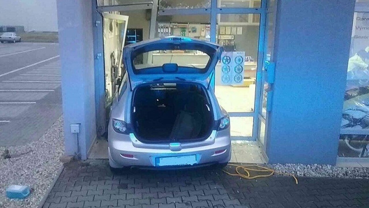 Kuriózna dopravná nehoda v Skalici. Vodič si to namieril priamo do pneuservisu